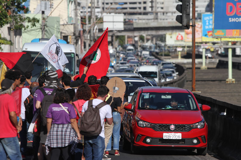 Manifestantes fecharam uma parte do trânsito na Terceira Ponte (Foto: Beto Morais / AT)