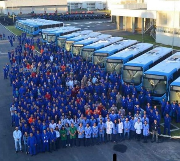 Empregados da Volare/Marcopolo com os novos ônibus na fábrica em São Mateus. Foto: Luiz Fernando Lorenzoni/Instagram