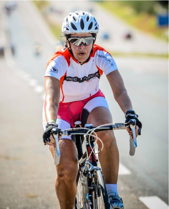 Marilia Barboza foi a primeira a ser atingida por carro. (Foto: Reprodução/Facebook)