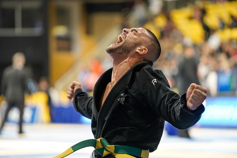 Matheus vibra após a vitória sobre Helder Rodrigues, na final da categoria super-pesado (Foto: Bane Visnjic)