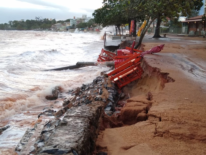 Força do mar destrói a parte da orla de Meaípe, em Guarapari (Foto: Roberta Bourguignon / AT)