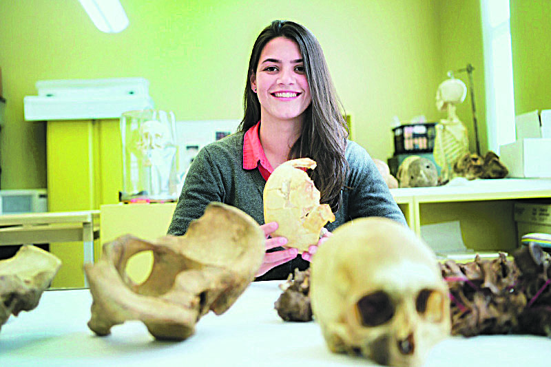 Melina fez um curso de especialização em Antropologia Forense, em Coimbra, Portugal, (Foto: Acervo Pessoal)