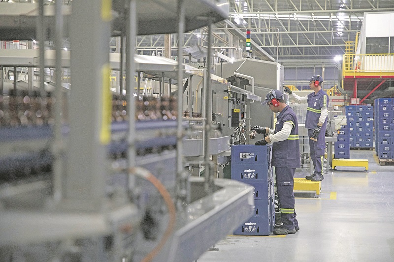 Operários em fábrica da Ambev, cervejaria que está com vagas para 19 cargos em oito municípios do Estado (Foto: Divulgação)