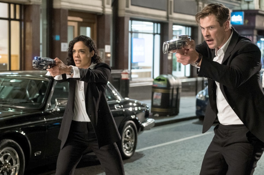 Agente M (Tessa Thompson) e agente H (Chris Hemsworth) abrem fogo contra aliens (Foto: Divulgação)