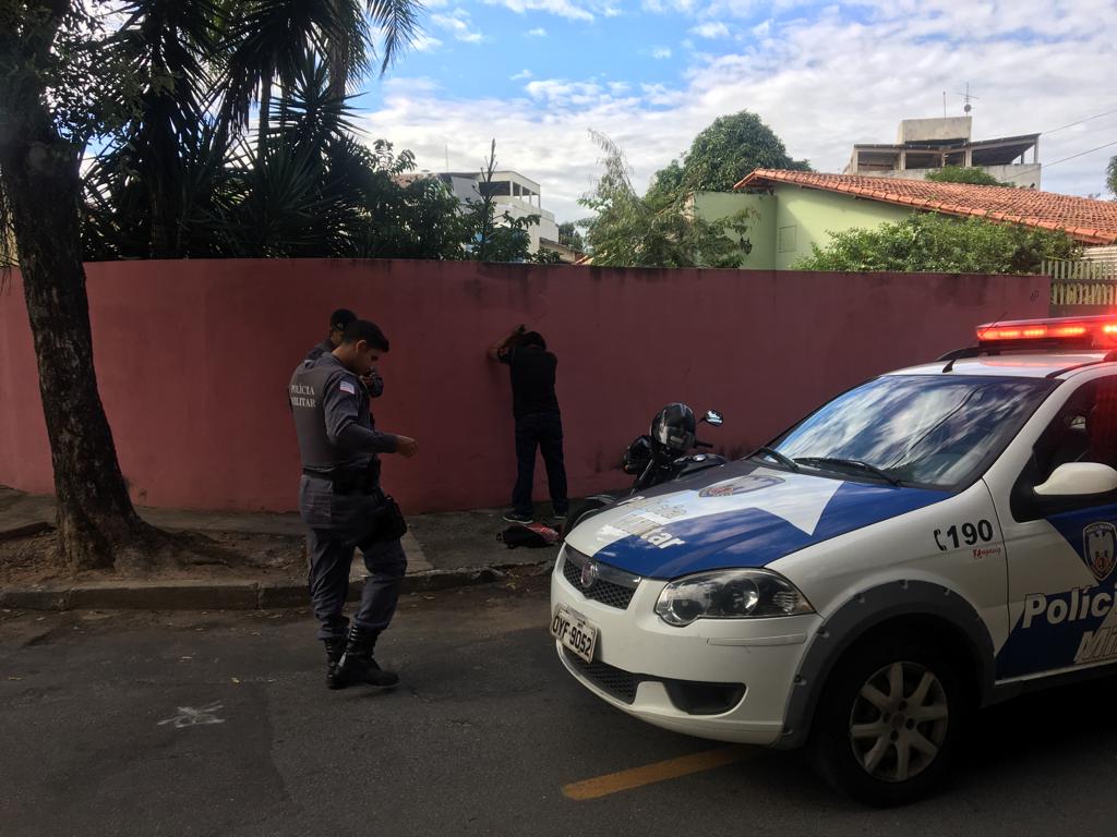 Abordagem da polícia a mulher que roubou carne em um supermercado da Mata da Praia (Foto: Divulgação/PMES)