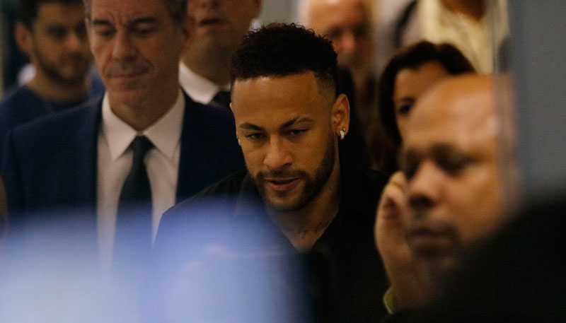 Neymar deixa a delegacia após prestar depoimento (Foto: Fernando Frazão/Agência Brasil)