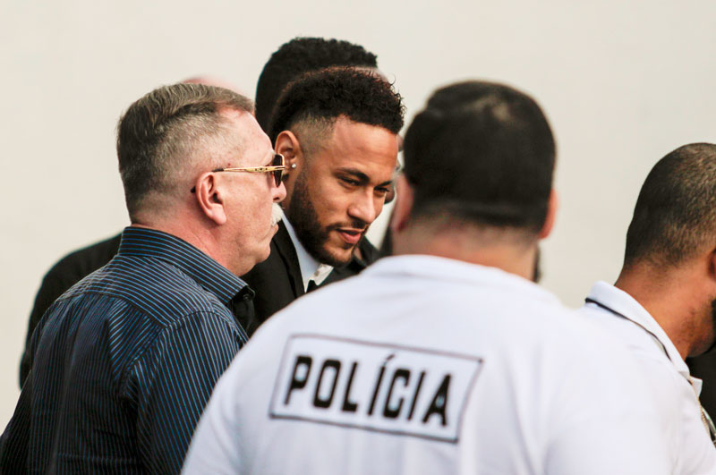 Neymar chegou de terno para depor na delegacia (Foto: Ananda Migliano / Agência Estado)