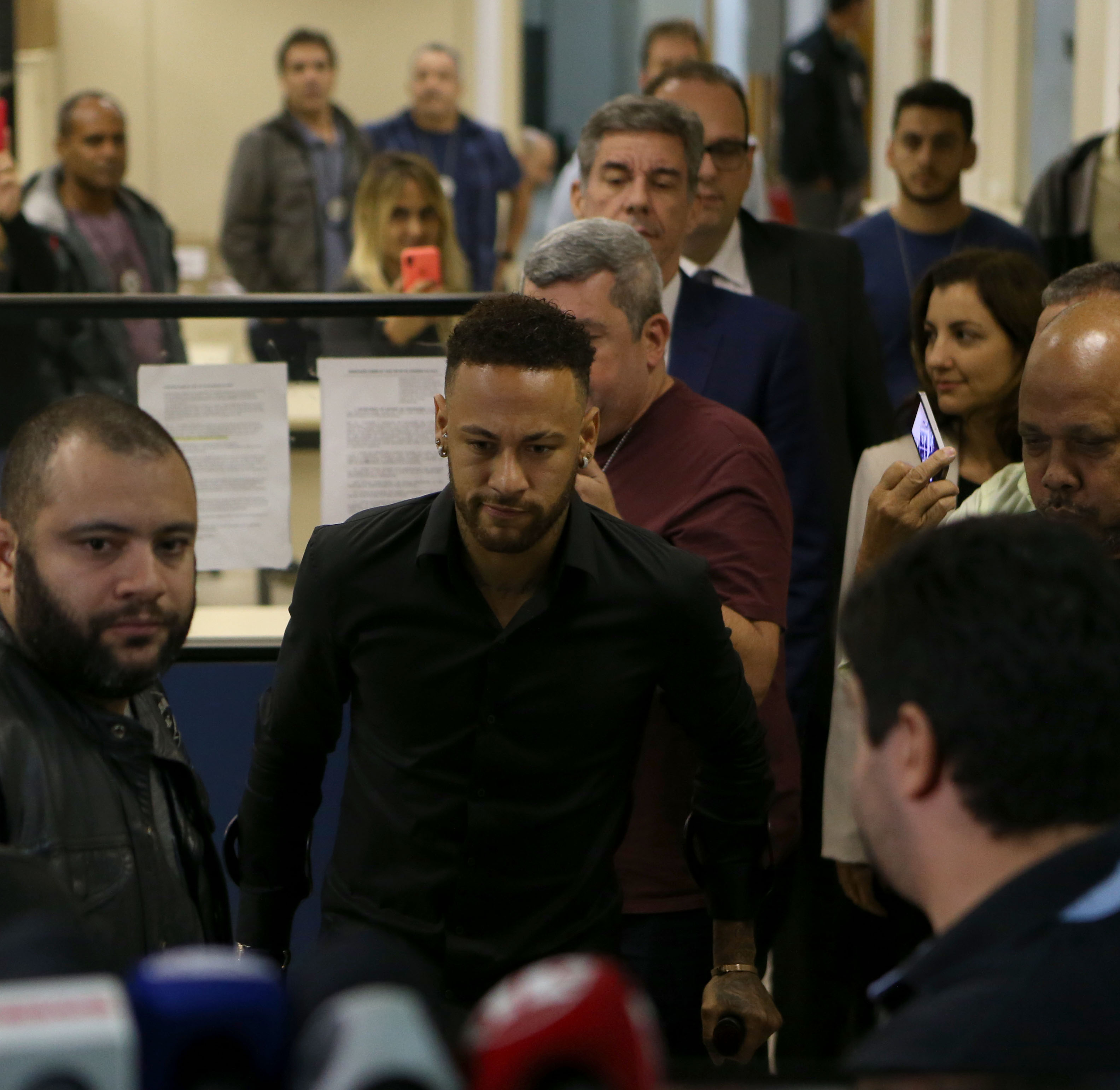 Neymar deixa delegacia após depoimento (Foto: Wilton Júnior / Agência Estado)