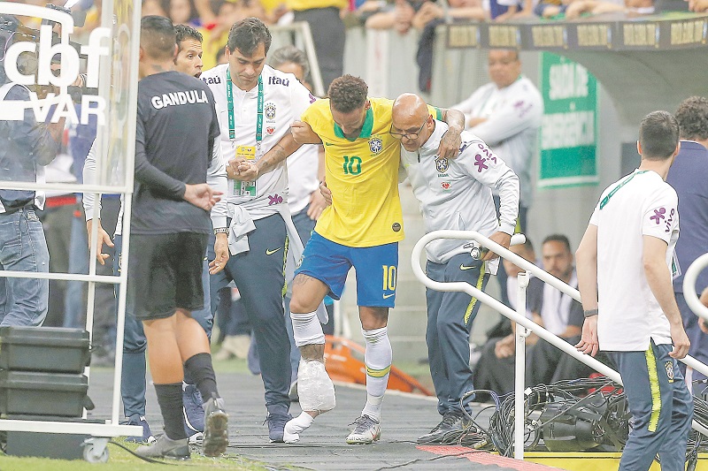 Jogador deixou a partida carregado (Foto: Dida Sampaio/ Agência Estado)