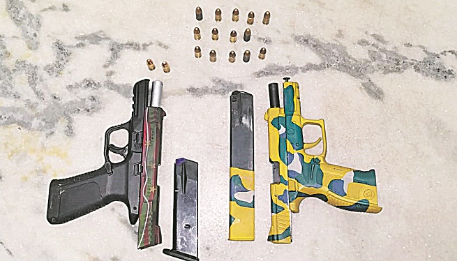 Pistolas e munição apreendidas pelos PMs. Uma estava com Edson (Foto: Divulgação/Polícia)