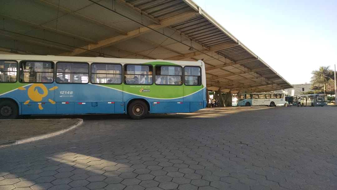Ônibus se preparam para sair do Terminal de Vila Velha (Foto: Júlia Afonso)
