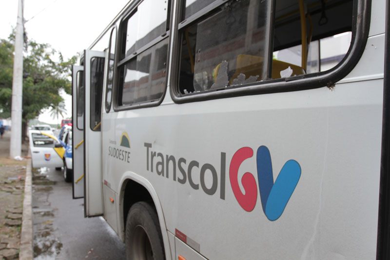 Ônibus teve uma janela danificada (Foto: Antonio Moreira / AT)