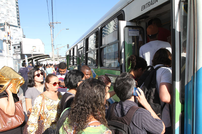 Com menos ônibus nas ruas, a população teve sufoco para embarcar (Foto: Beto Morais / AT)