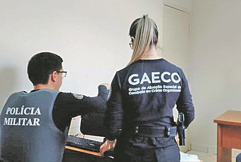 Agentes do Gaeco, com apoio da Polícia Militar, recolheram documentos (Foto: Divulgação/Ministério Público do Estado)