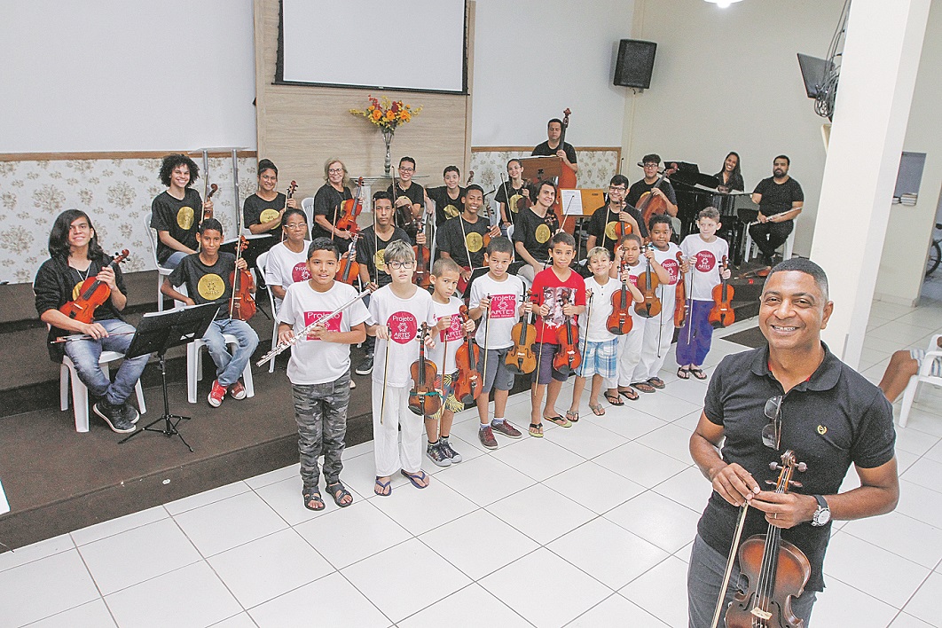 Maestro Carlos Roberto Berto com os alunos do Instituto Artes sem Limites. “É gratificante”, diz o professor. (Foto: Fábio Nunes/AT)