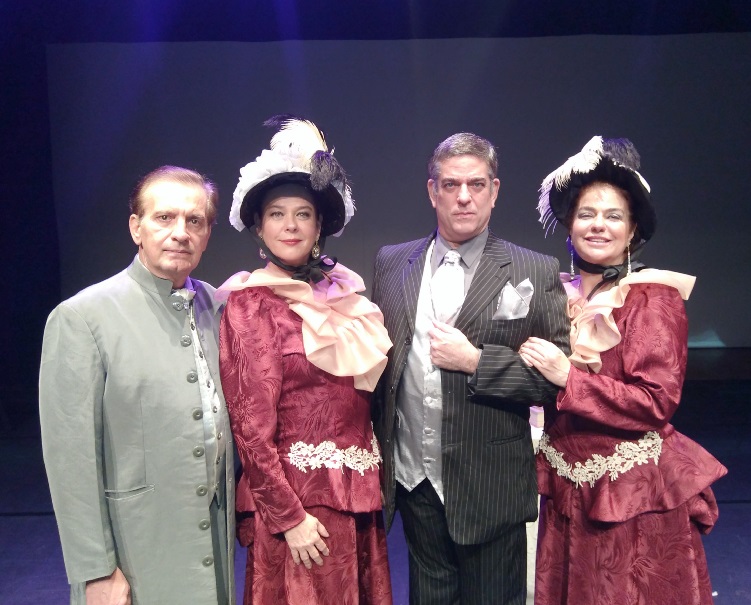 Cláudio Gardin, Manuela Collares, Rogério Fabiano e Érica Collares na peça (Foto: Divulgação)