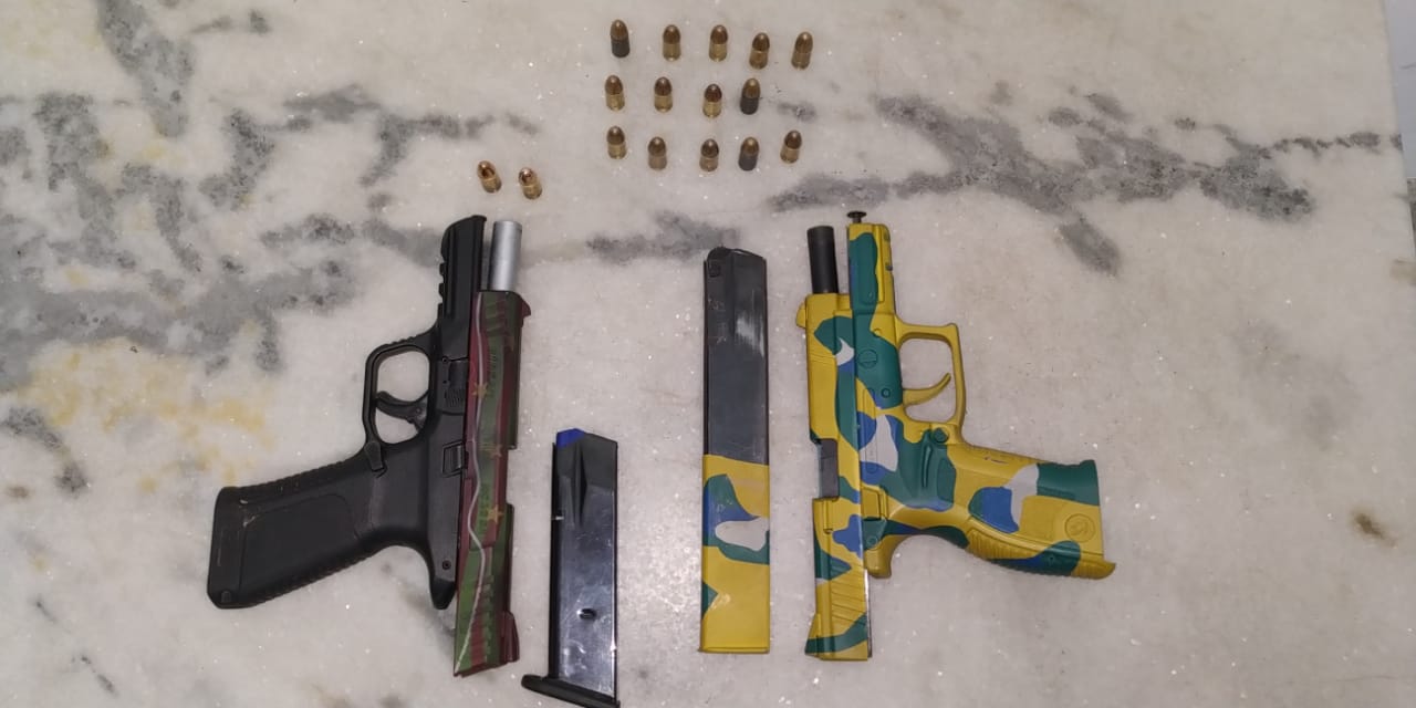 Pistolas nove milímetros encontradas com suspeito e no local do tiroteio (Foto: Simony Giubert)