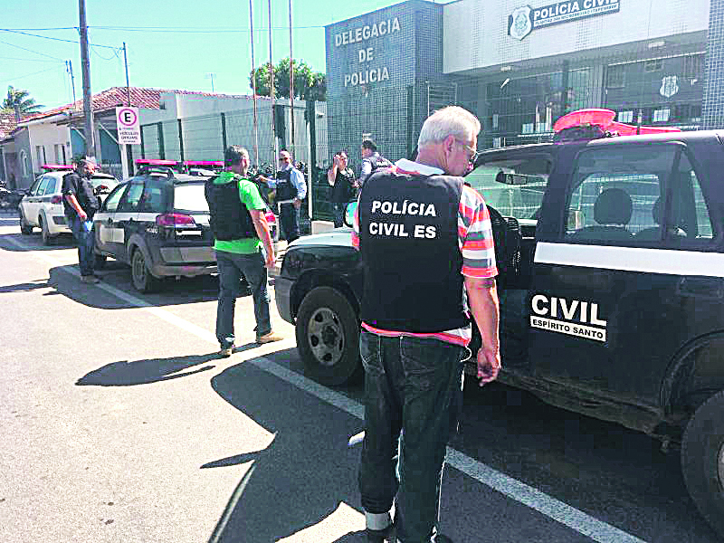 Policiais civis em frente a delegacia: chances para diversos cargos. (Foto: Sesp-ES 28/09/2018)