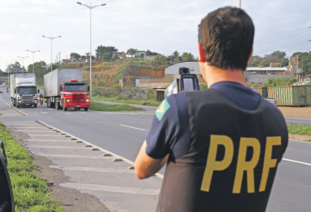 Policial rodoviário usa radar: faltam 8 mil servidores na corporação e ministro falou em aumentar convocações (Foto: Antonio Comes - 08/07/2016)