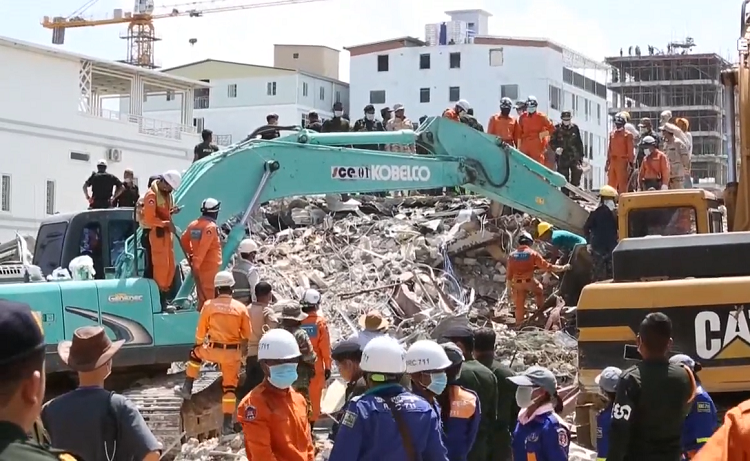 Socorristas continuam a busca por vítimas entre os escombros (Foto: Reprodução/Youtube)