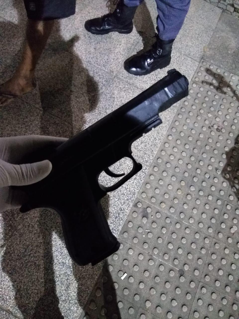 Simulacro de arma de fogo encontrado (Foto: Divulgação/ PMES)