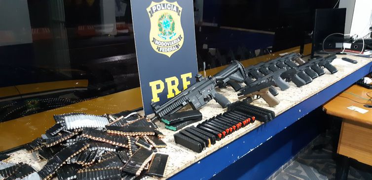 Entre as armas apreendidas estão 1 fuzil calibre 556 de fabricação alemã, 14 pistolas calibre 9 milímetros e duas pistolas calibre ponto 40 (Foto: Divulgação/ PRF)