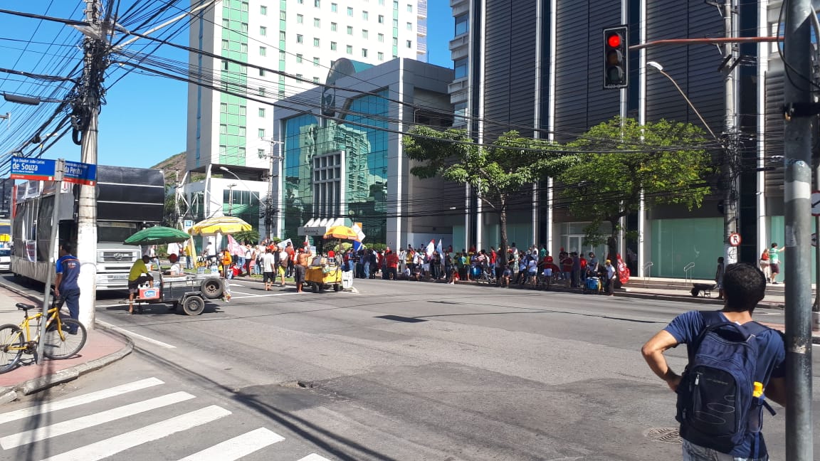 Manifestantes protestaram em frente ao prédio da Findes (Foto: Ivy Coutinho)