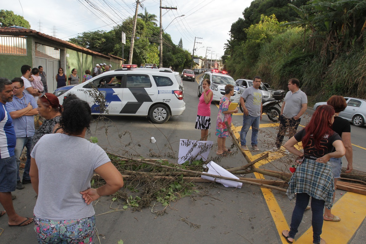 Moradores fizeram protesto em Itacibá, Cariacica. (Foto: Antonio Moreira)