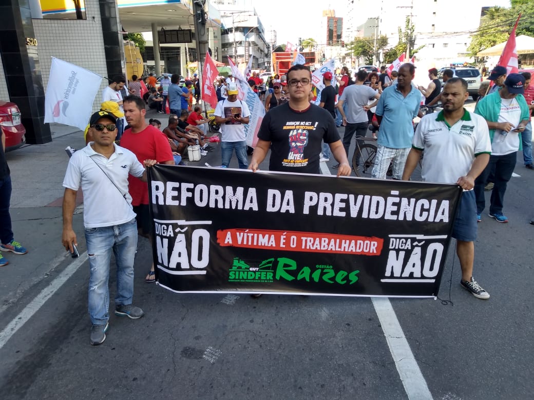 Manifestantes percorrem a Reta da Penha (Foto: Fábio Nunes/ AT/ 14/06/2019)