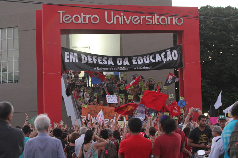 Manifestantes defendem a educação em frente ao Teatro Universitário (Foto: Beto Morais / AT - 30/05/2019)