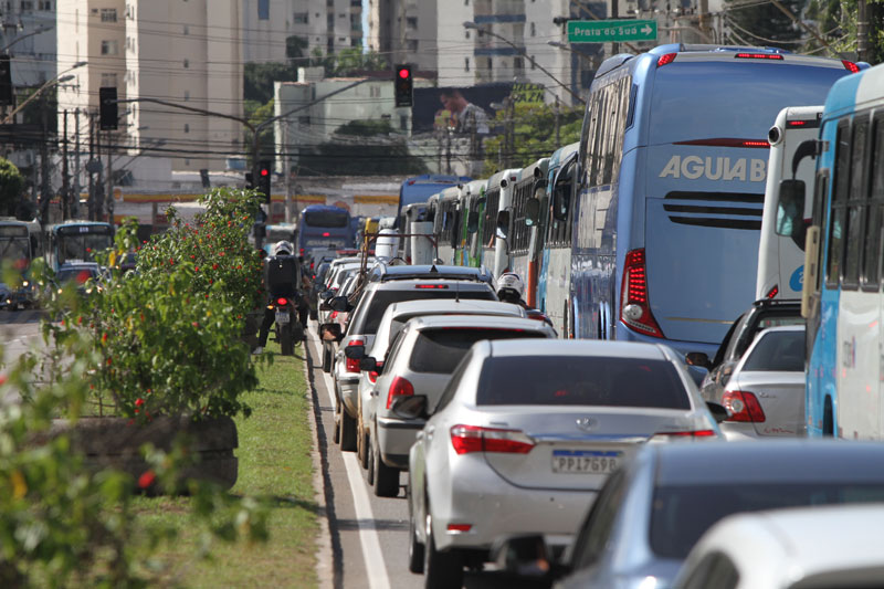 Trânsito foi intenso na Avenida César Hilal, em Vitória (Foto: Beto Morais / AT)