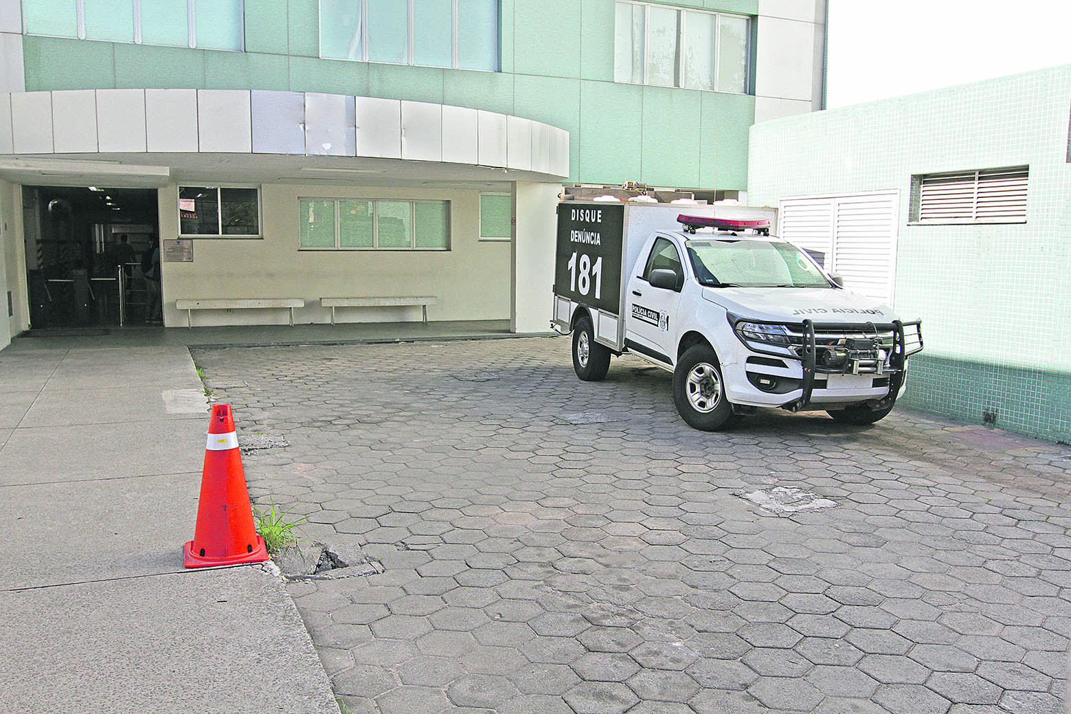 O rabecão da Polícia Civil recolheu o corpo, que foi encaminhado para o Instituto Médico Legal para ser reconhecido e liberado pela família. (Foto: Antonio Moreira/AT)