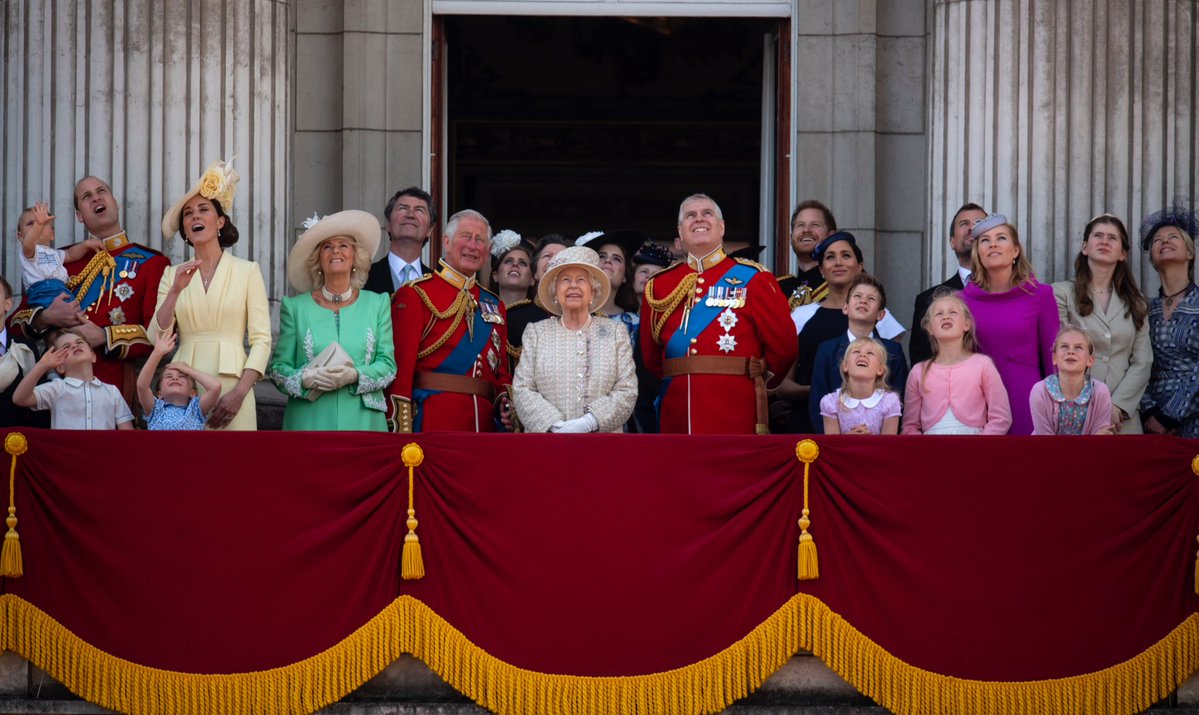 Rainha Elizabeth II com a família. Louis aparece no canto esquerdo, no colo do pai. (Foto: Reprodução/Twitter/The Royal Family )