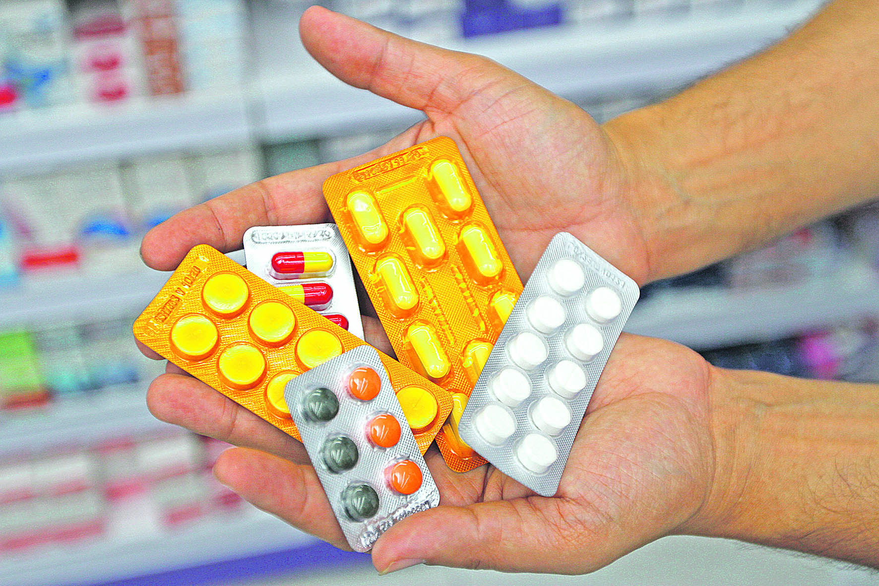 Conjunto de medicamentos: problema para descarte quando estão vencidos e que devem ser jogados fora (Foto: Leone Iglesias/AT)