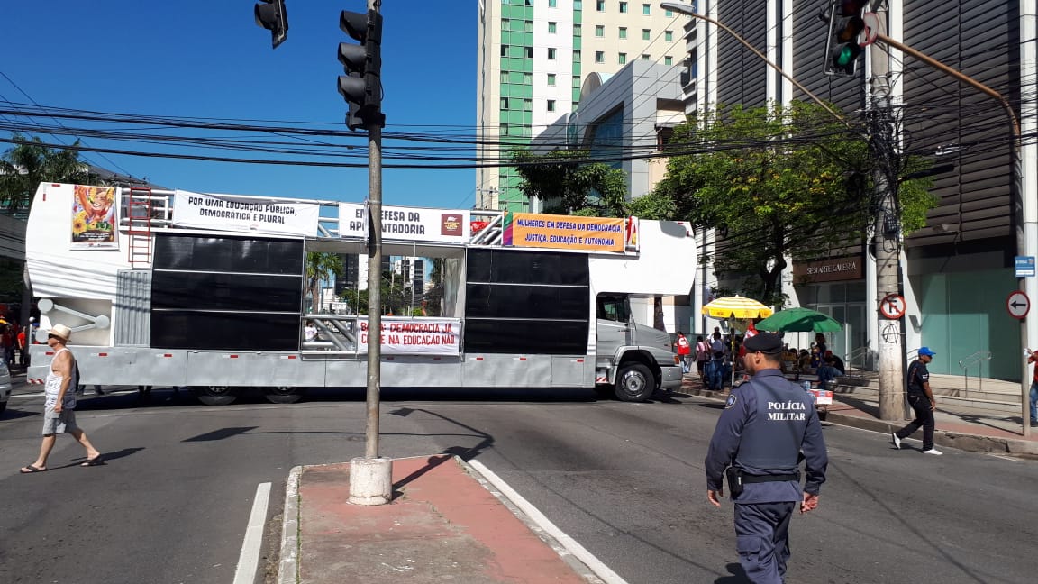 Manifestantes bloqueiam os dois sentidos da Reta da Penha, em frente à Findes (Foto: Ivy Coutinho)