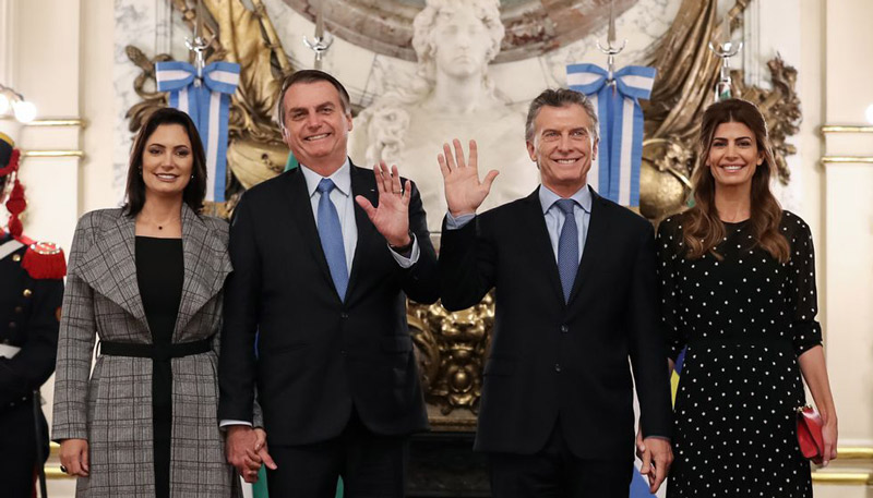 Bolsonaro e Macri posaram ao lado de suas mulheres na Argentina (Foto: Marcos Corrêa/PR)