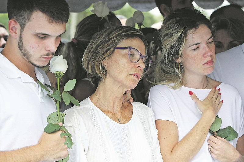 Bruno, Rita e Enza durante o sepultamento de Gerson Camata (Foto: Beto Morais/ AT/ 27/12/2018)