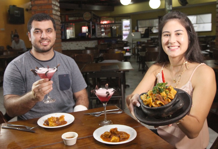 No Regina Maris Bar e Restaurante, em Itapuã (3299-0897), o petisco criado para o festival Roda de Boteco foi o costelete do Paulão. É um tipo de capelete de inhame, que veio de São Bento de Urânia, em Alfredo Chaves, com cozido de costela bovina. A iguaria foi saboreada pelo casal Joice Yuri, 31, e Aerton Rosa, 28 (foto). Eles também beberam a “menina veneno”, uma caipirinha feita com hibisco. “Estava tudo uma delícia! O drinque também”, elogiou Joice. (Foto: Beto Morais/AT)