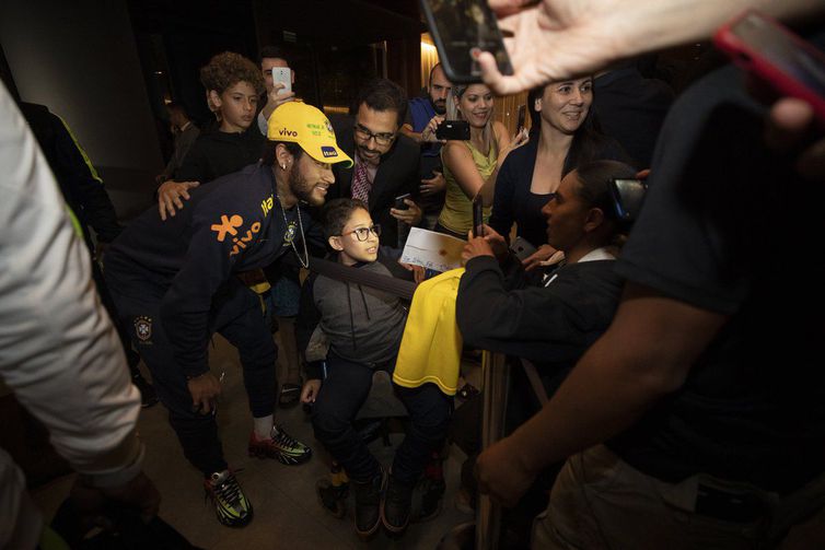 Neymar cumprimenta os torcedores na chegada ao hotel em Brasília (Foto: Lucas Figueiredo/ CBF)