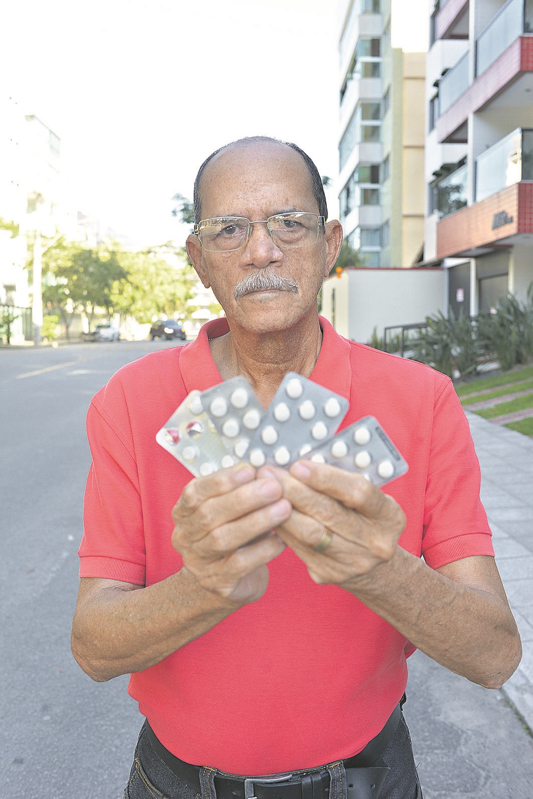 Sindicalista Antônio de Castro mostra remédios, uma das causas de dívidas (Foto: Dayana Souza/AT)
