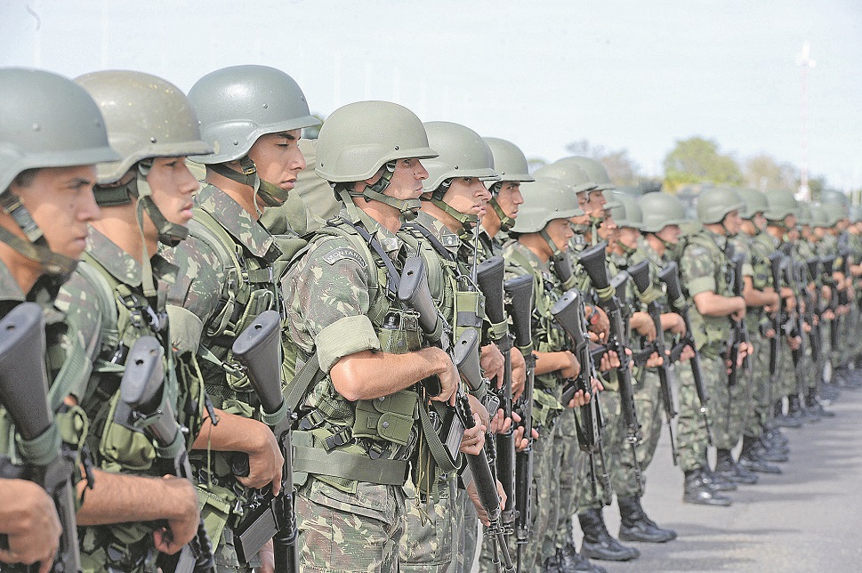 Soldados do Exército em formação: chances para atuar no Estado. (Foto: Divulgação)