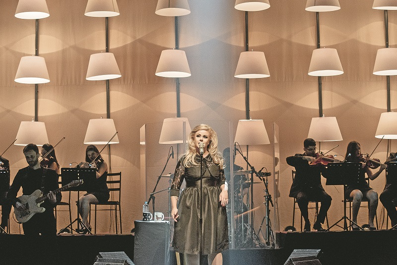 Stephanie Lii em cena: a cantora usa até o mesmo perfume de Adele no show de tributo à britânica de 31 anos (Foto: Edu Defferrari/Divulgação)