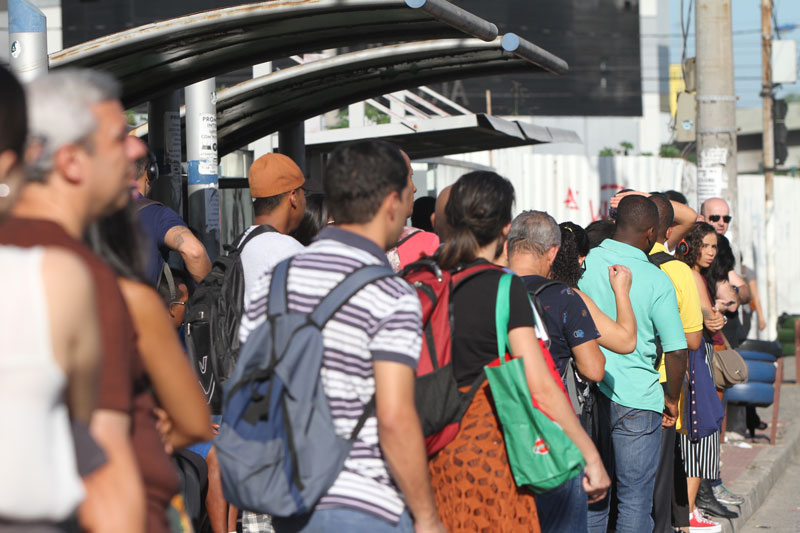 Ponto de ônibus lotado e muita demora dos ônibus devido ao caos no transito (Foto: Beto Morais / AT)