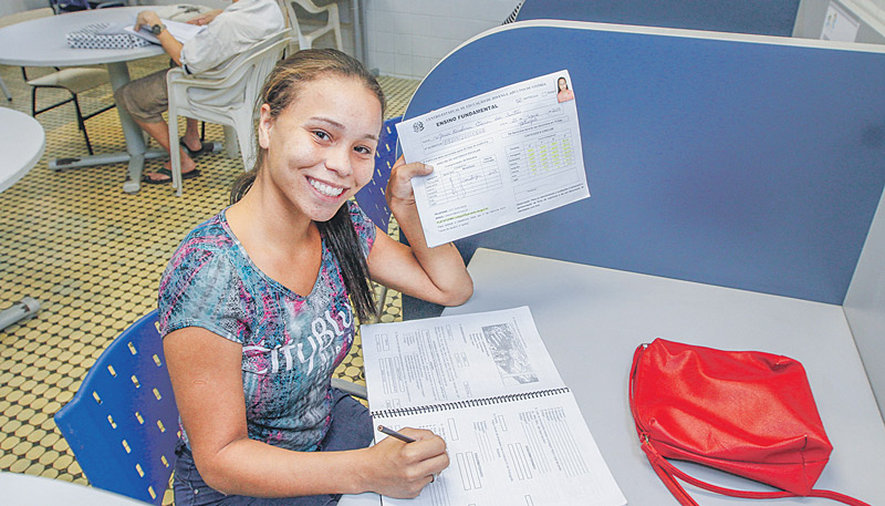 A jovem Maria Karolina Vieira dos Santos, 18, está estudando duas vezes por semana para realizar a prova, pela primeira vez. Ela quer fazer o curso de enfermagem (Foto: Leone Iglesias / AT)