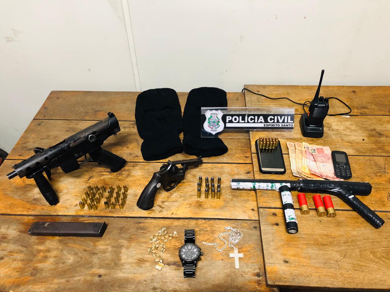 Objetos apreendidos na casa do suspeito (Foto: Divulgação/Polícia Civil do ES)
