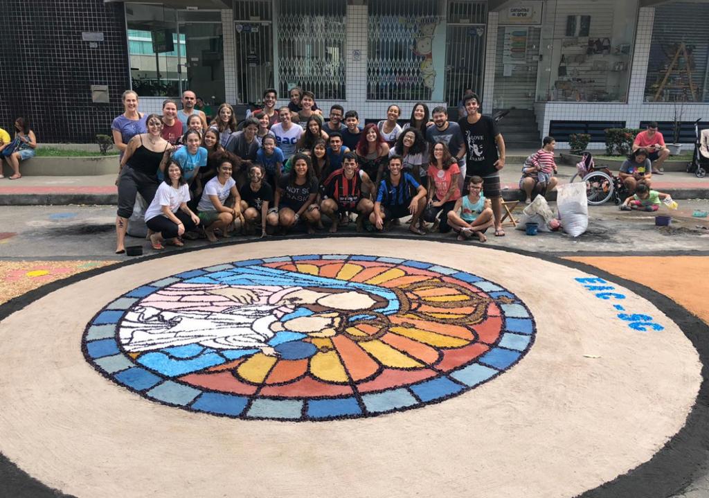 Tapete produzido pela comunidade de Santa Clara, da paróquia São Francisco de Assis, Jardim da Penha (Foto: Simone Rosetti)