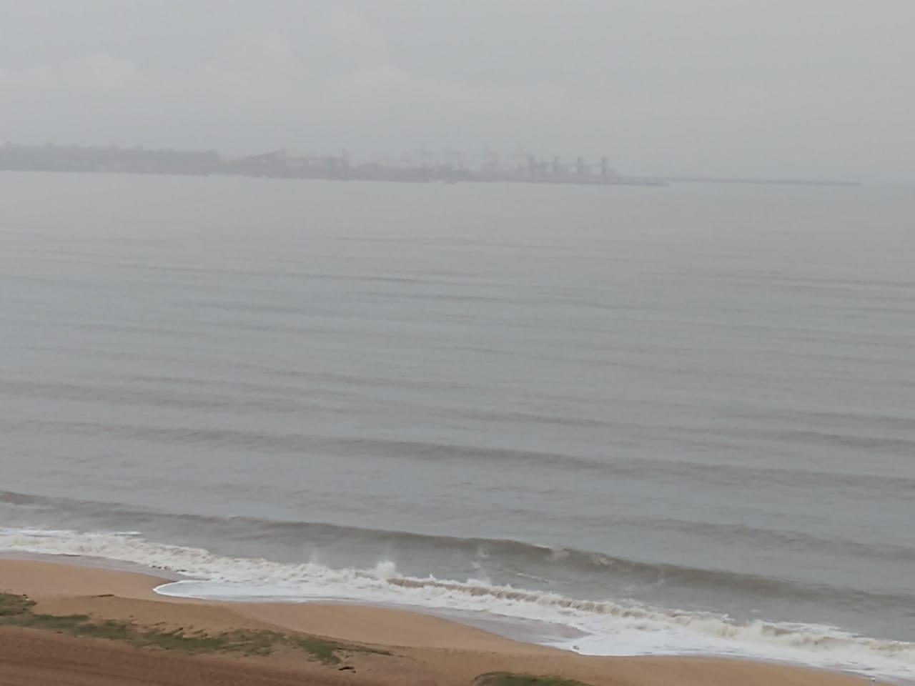 Tempo nublado na Praia de Camburi (Foto: Foto do leitor)
