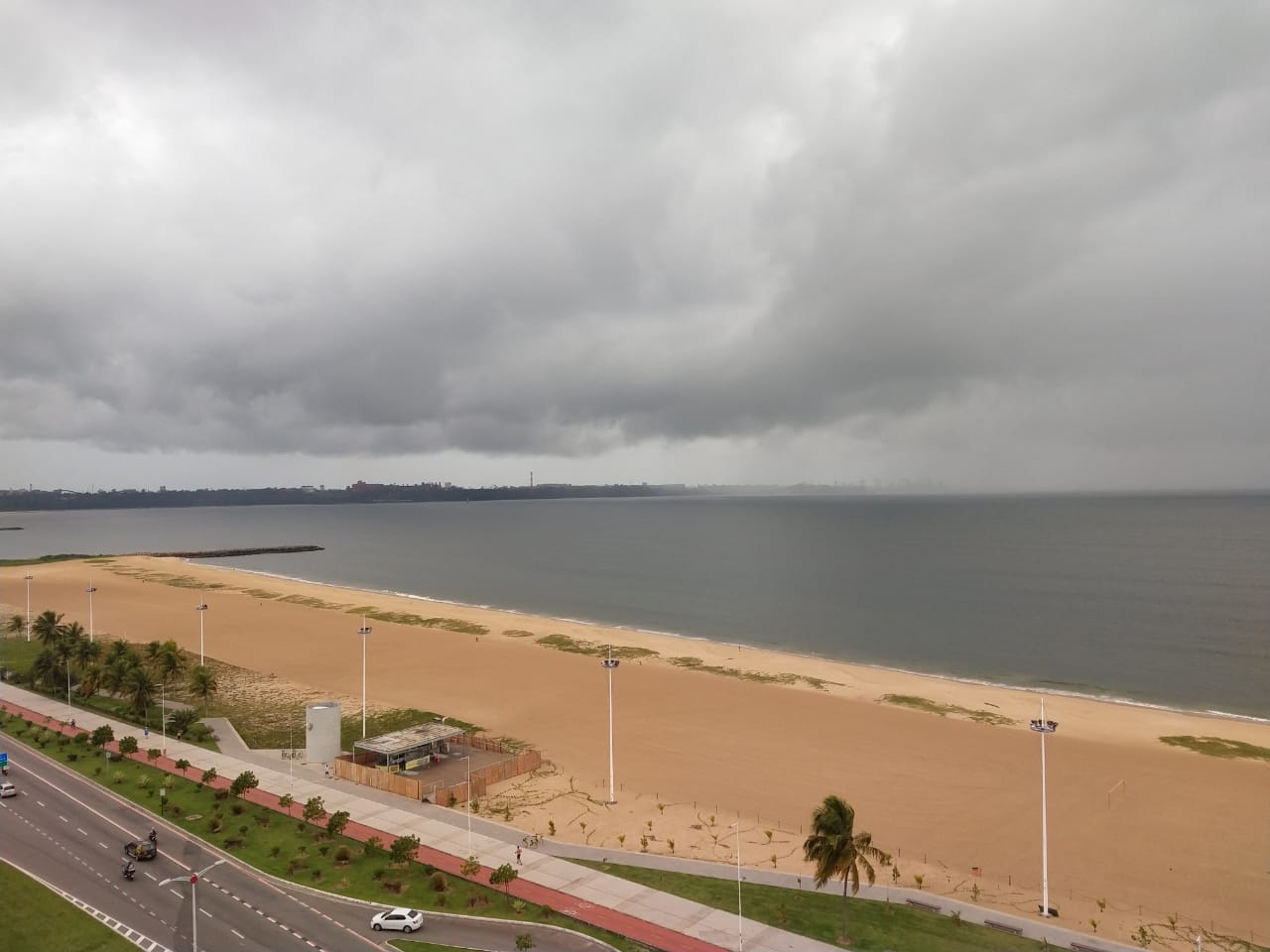 Semana começou com céu nublado em Vitória (Foto: Foto do leitor)