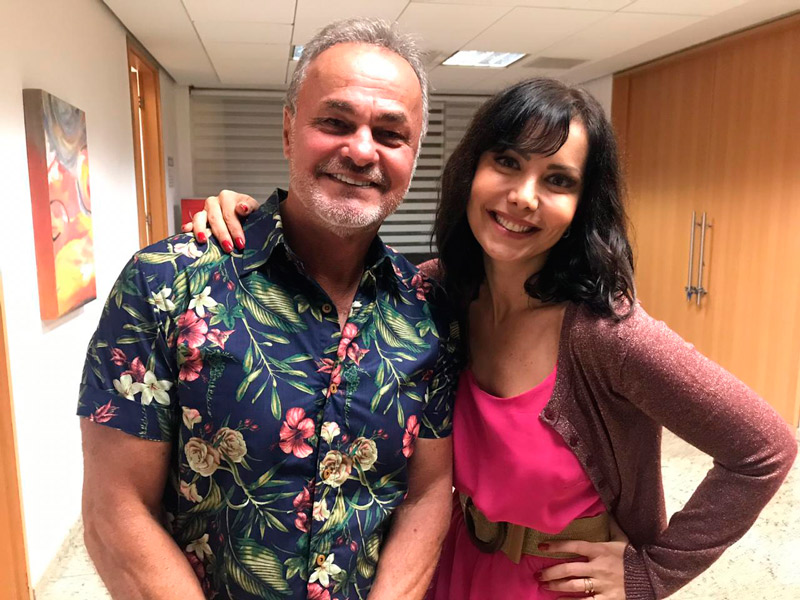 Simone Soares, nos bastidores, com Kadu Moliterno (Foto: Divulgação)