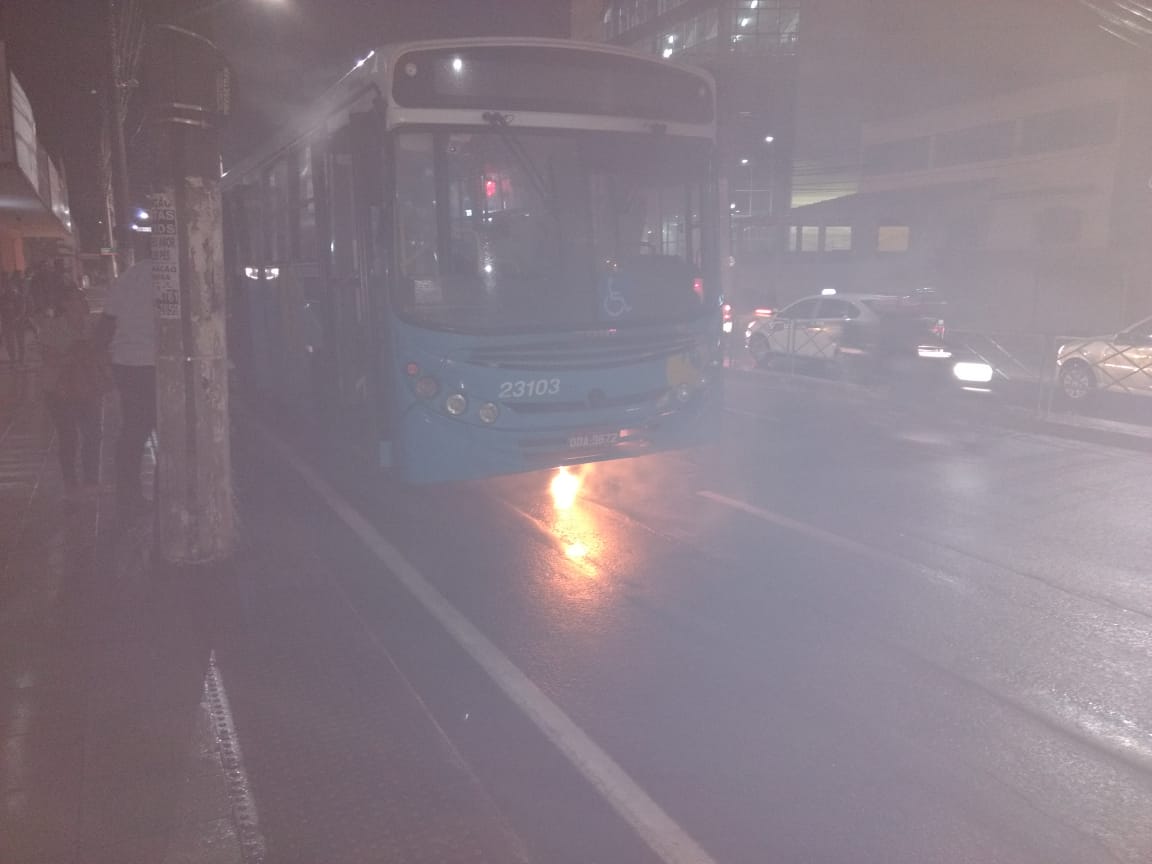 As chamas no coletivo, segundo testemunhas, teriam começado na Avenida Vitória, na Capital (Foto: Foto do Leitor)
